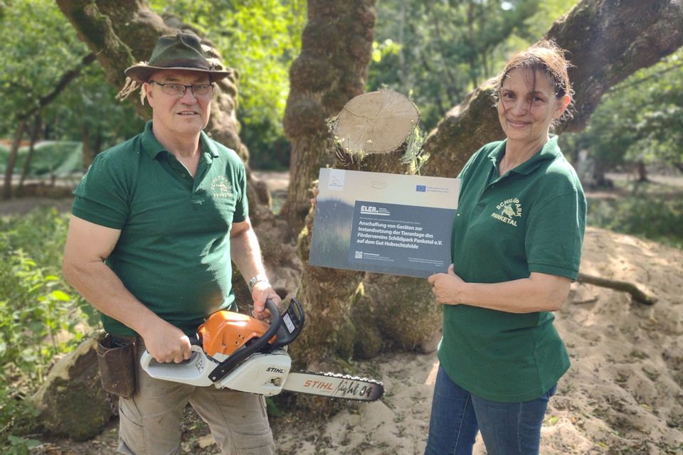 Übergabe des Fördermittel-Hinweises an den Förderverein Schildipark Panketal e.V. (Foto: David Sumser)