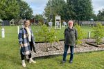 Tina Stübner (Landkreis Barnim) und Dr. Jürgen Müller (Naturwissenschaftlicher Verein Eberswalde) vor der Versuchsstation auf dem „Drachenkopf“. Foto: Landkreis Barnim/Robert Steffien