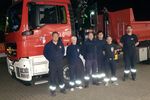 Das Foto zeigt die sechs Eberswalder Feuerwehrleute vor dem LKW mit Ladekran, die gestern nach Rheinland-Pfalz fuhren. Foto: Andreas Möller