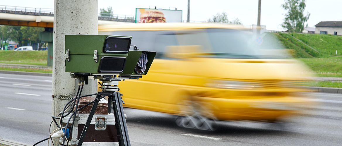 Foto: shutterstock Mobile Radarfalle am Straßenrad
