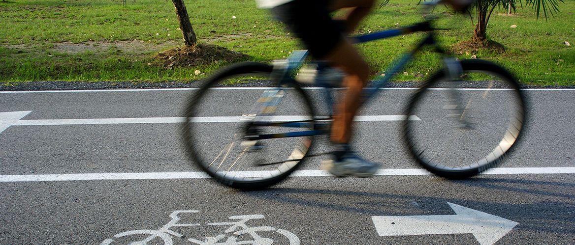 Foto: shutterstock Fahrradfahrer fährt auf Radspur.