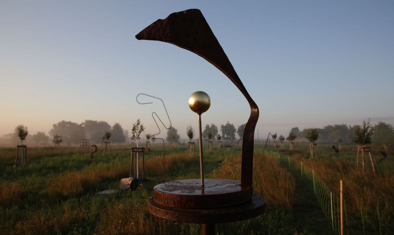 Foto: © Jürgen Hohmuth - Skulpturenstreuobstwiese "Himmel & Eisen", Friedrichswalde
