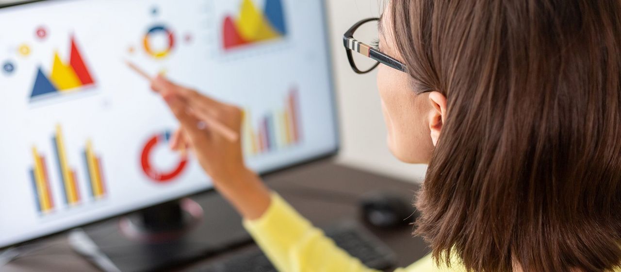 Foto: kroshka nastya/Freepik Caucasian advisor financial business analytics woman with data dashboard graphs