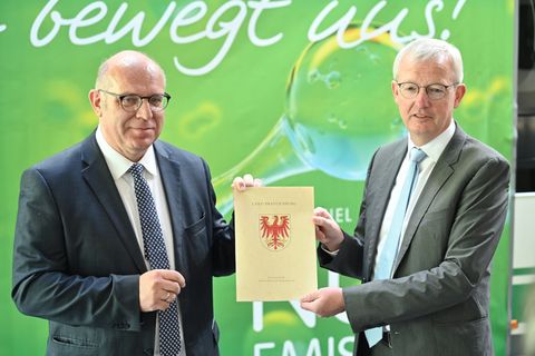 BBG-Geschäftsführer Frank Wruck (li.) bei der Übergabe des Fördermittelbescheids durch Landesminister Guido Beermann. Foto: Landkreis Barnim