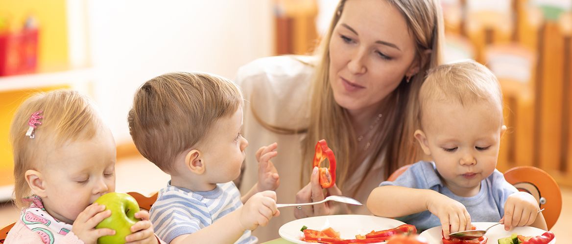 Foto: shutterstock Lehrerin und Vorschulkinder machen im Kindergarten eine Obst- und Gemüsepause