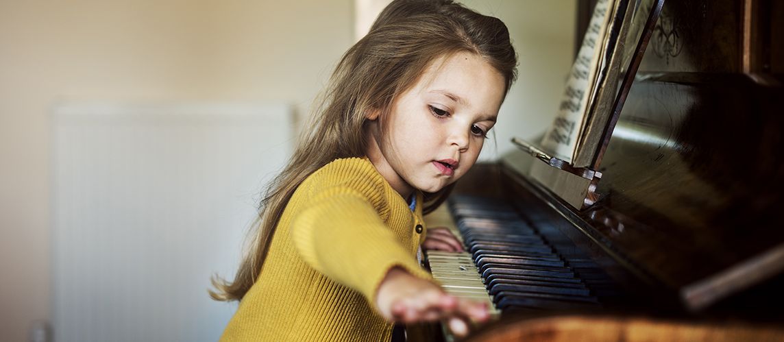 Foto: shutterstock Mädchen spielt Klavie