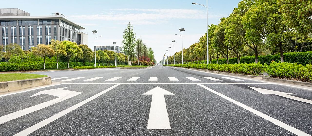 Foto: Evening Tao/Freepik Forest road