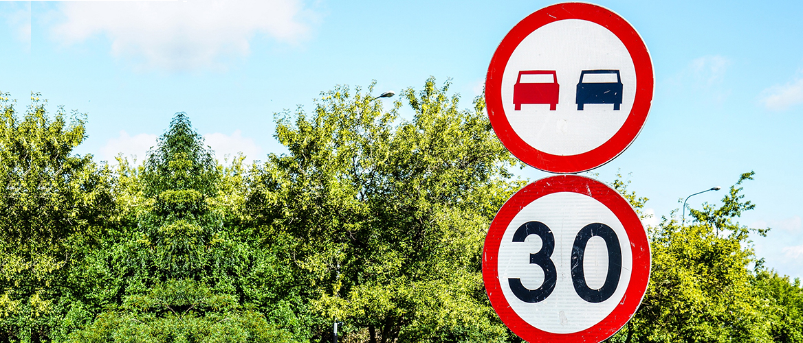 Foto: wirestock/Freepik 30 kmh Schild und Überholverbot
