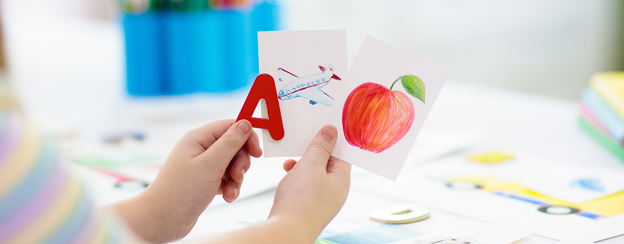 Foto: shutterstock Kinder lernen lesen. Bunte ABC-Lernkarten für Kindergarten- und Vorschulkinder. Fernunterricht und Heimunterricht für kleine Kinder. Kind liest Laute und Buchstaben. Englischunterricht.