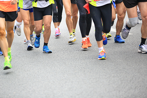 Marathon-Athleten konkurrieren in Fitness und gesundem, aktivem Lebensstil Füße auf der Straße
